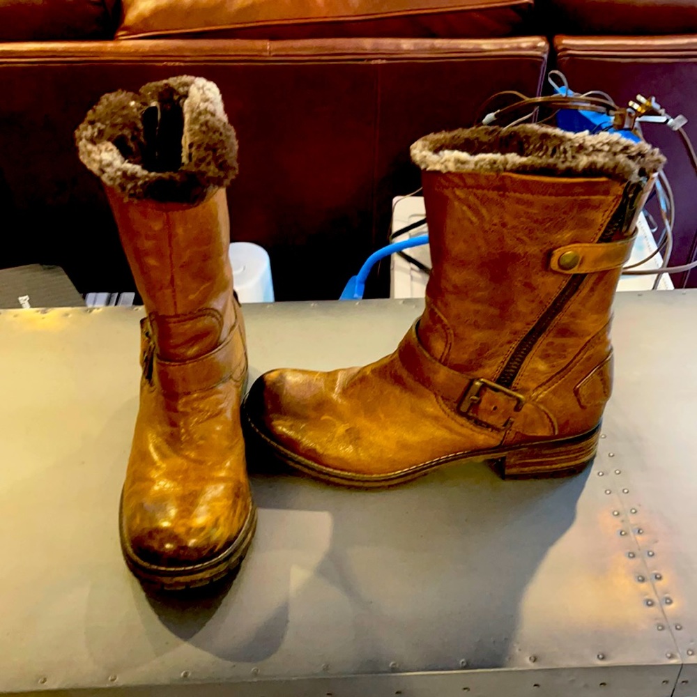 Clarks size 9 brown boot.  Very good shape.